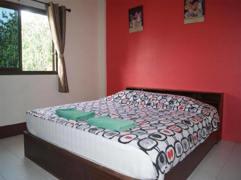 Pineapple Guesthouse Phuket Exterior photo