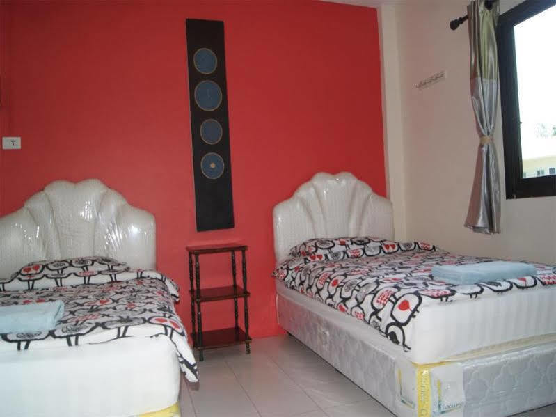 Pineapple Guesthouse Phuket Exterior photo