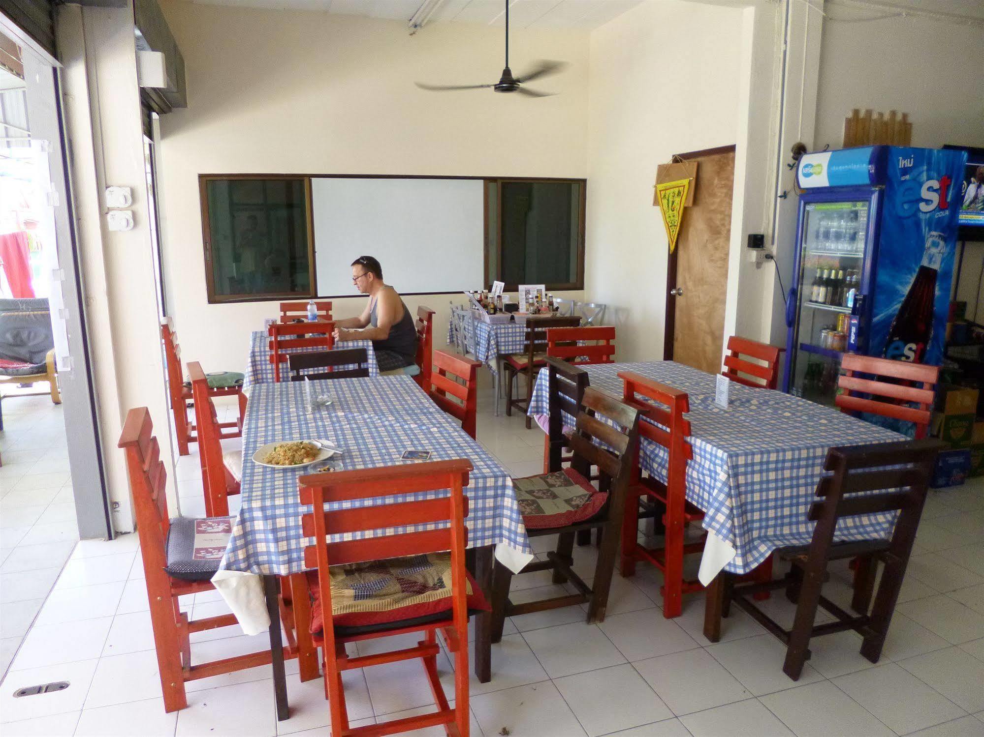 Pineapple Guesthouse Phuket Exterior photo