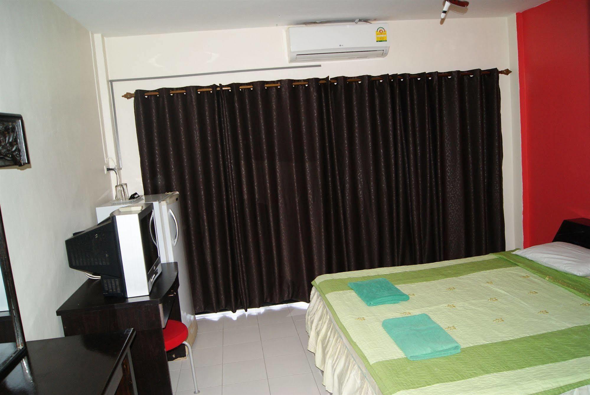 Pineapple Guesthouse Phuket Exterior photo
