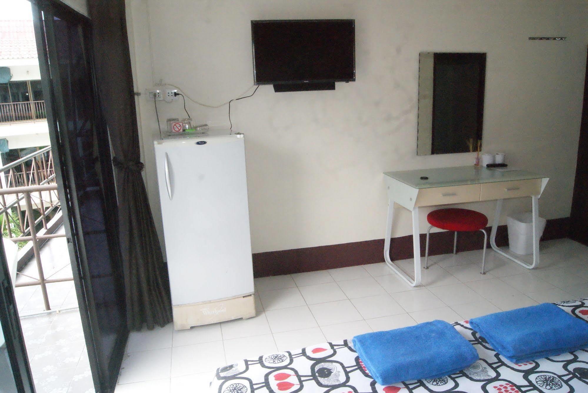 Pineapple Guesthouse Phuket Exterior photo