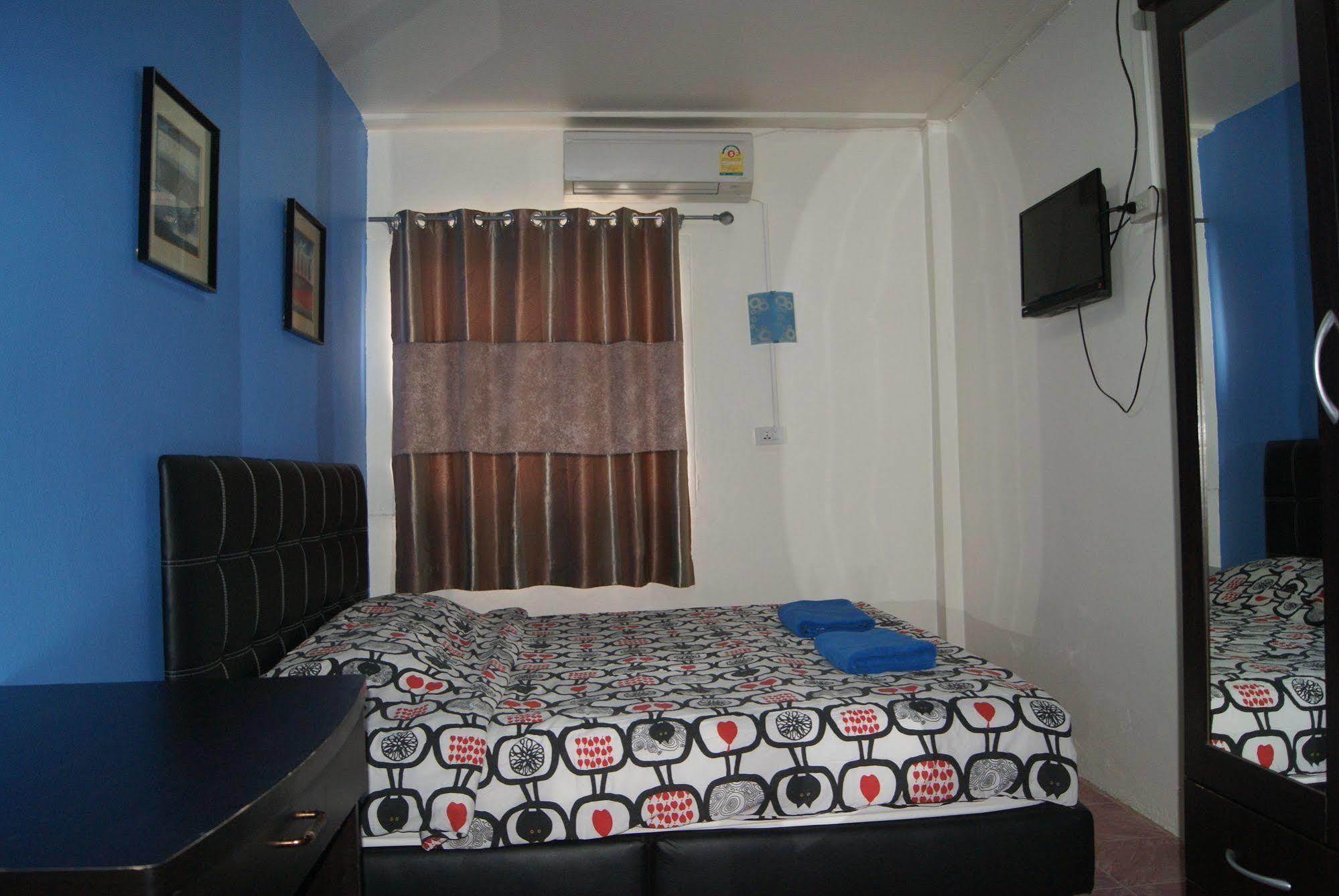 Pineapple Guesthouse Phuket Exterior photo