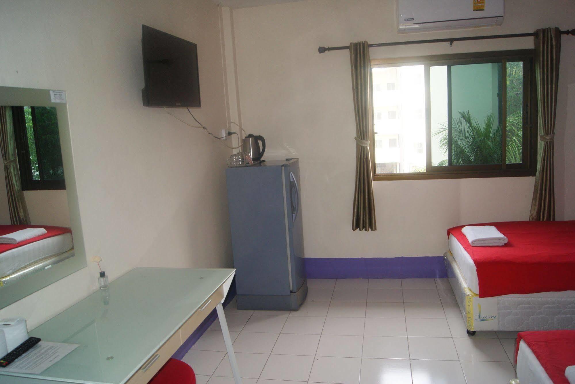 Pineapple Guesthouse Phuket Exterior photo