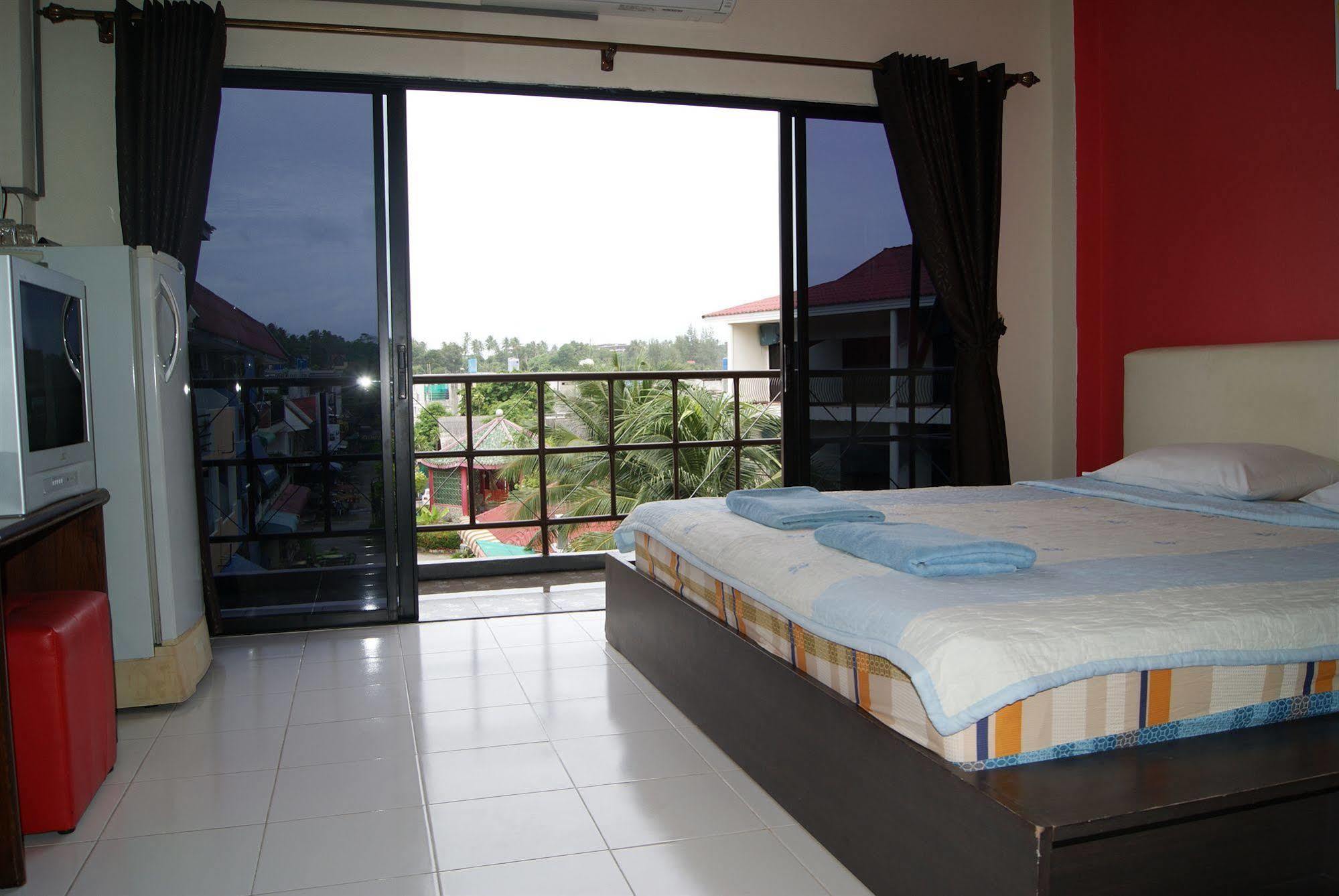 Pineapple Guesthouse Phuket Exterior photo