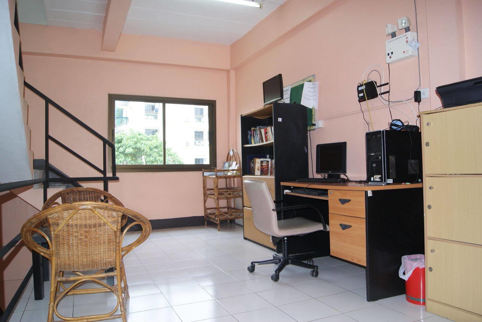 Pineapple Guesthouse Phuket Exterior photo